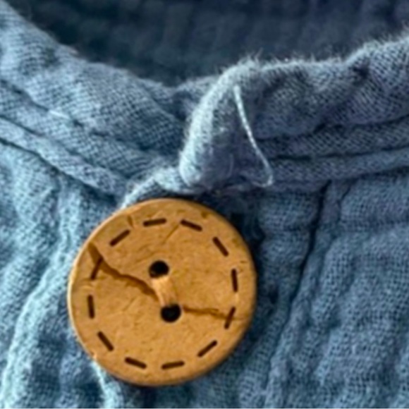 Blue Muslin Cloth‎ outfit, wooden buttons, snap legs, EUC, 9-12 month - Picture 4 of 6